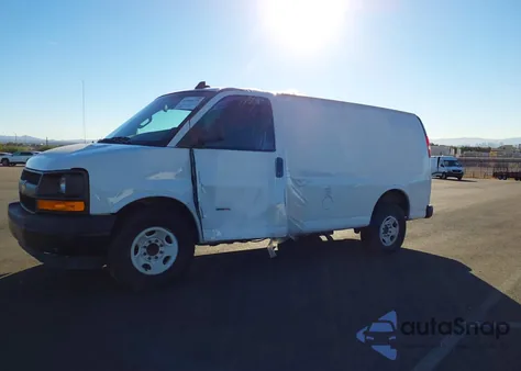 2017 Chevrolet Express 2500 Work Van z USA, uszkodzony, nr VIN 1GCWGAF11H1179652